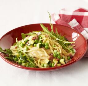 Gemüse-Carbonara mit Erbsen und Speck
