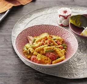 Goldene Pasta mit Ingwer und Kurkuma