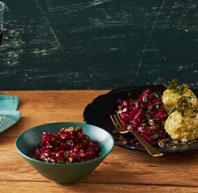 Käseknödel mit Rotkohl-Rote-Bete-Salat