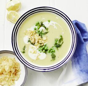 Kartoffelsuppe mit Erbsen und Chips