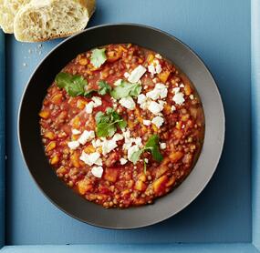 Vegetarisches Kürbis-Linsen-Chili mit Feta