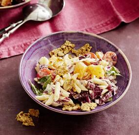 Nudelsalat mit Radicchio und Parmesan-Knusper