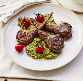 Lammkoteletts mit Pesto auf Pasta-Risotto