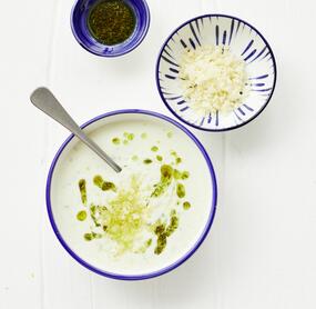 Sellerie-Parmesan-Suppe mit Kräuteröl