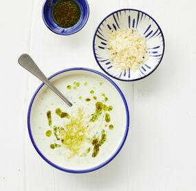 Sellerie-Parmesan-Suppe mit Kräuteröl