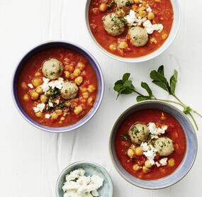 Tomaten-Kichererbsen-Eintopf mit Hackbällchen