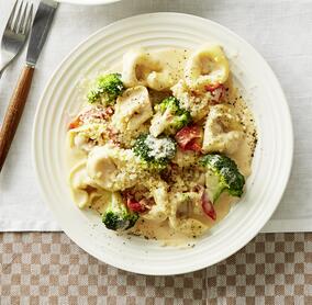 So cremig: Tortellini in Brokkoli- Sahnesauce