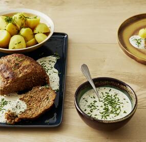 Suppengrün-Hackbraten mit cremiger Senfsoße