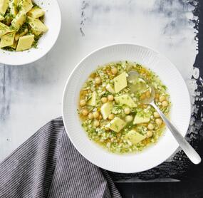 Gemüsesuppe mit selbst gemachtem Eierstich