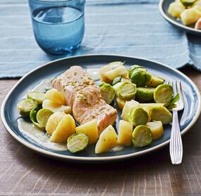 Zarter Lachs mit Rosenkohl und Senfsoße