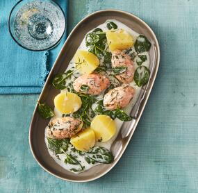 Lachsbällchen auf cremigem Spinatrahm