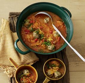 Winterliche Sauerkrautsuppe mit Hackbällchen