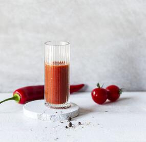 Hot Shot mit Chili und Tomate