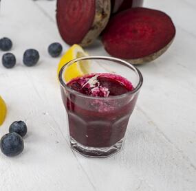 Rote-Bete-Shot mit Zitrone und Blaubeeren