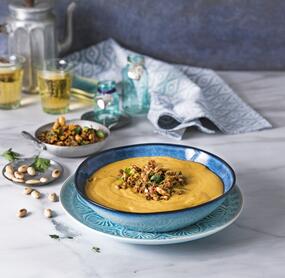 Rote Linsensuppe mit scharfem Chili-Topping