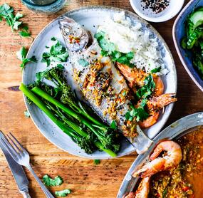 Asiatischer Seebarsch mit Garnelen, Reis, Brokkoli und Gurkensalat