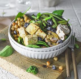 Gemüse-Bowl mit Spinat und Tofu