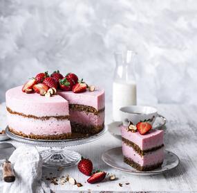 Erdbeer-Buttermilch-Torte mit Haselnüssen