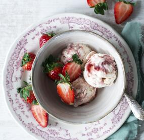 Erdbeer-Rhabarber-Eis mit Mascarpone