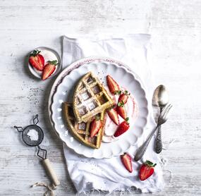 Mohnwaffeln mit Erdbeersahne