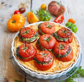 Quiche mit gefüllten Tomaten