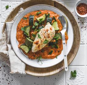 Schmorgurke mit mariniertem Hähnchen und Tomatensoße