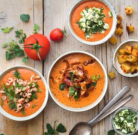 Tomatensuppe mit viererlei Einlage
