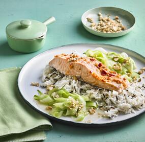Zarter Asia-Lachs mit frischem Gurkensalat