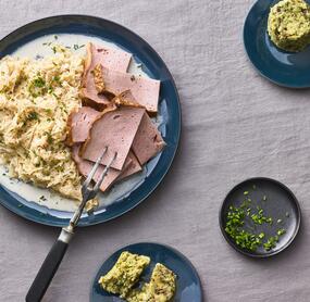 Brezelknödel mit Rahmsauerkraut und Leberkäse