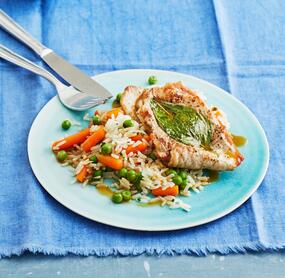 Lockerer Gemüsereis mit gefüllten Schnitzelchen