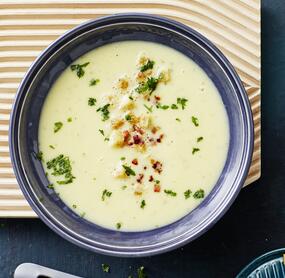 Sahnige Kartoffelsuppe mit Croûtons