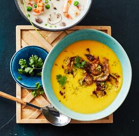 Limetten-Süßkartoffel-Suppe mit Schweinenackensteaks