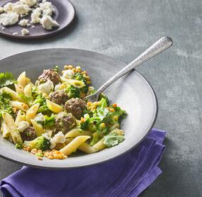 Penne mit Lammhack und roten Linsen