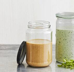 Cremiges Sesam-Dressing mit Mayonnaise