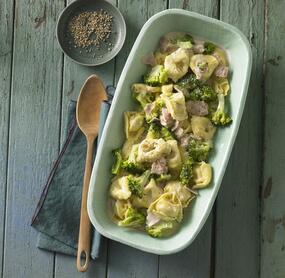 Tortellini in Brokkoli-Sahnesoße mit Schinken