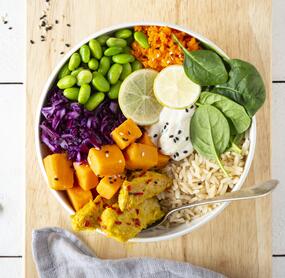 Hähnchen-Reis-Bowl mit Tahindressing