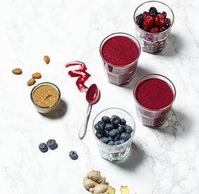 Mandel-Beeren-Smoothie mit Ingwer