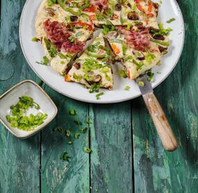 Paprika-Champignon-Frittata mit knusprigem Speck und Frühlingszwiebeln