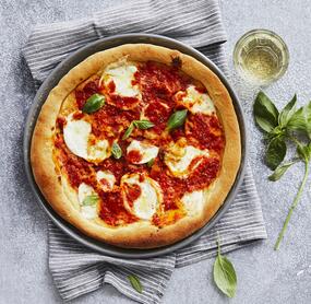 Knusprige Deep Pan Pizza mit Büffelmozzarella