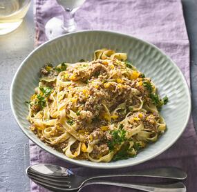 Weiße Bolognese mit feinen Kräutern