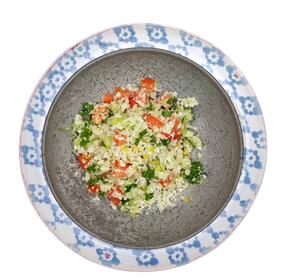 Aromatischer Low-Carb-Blumenkohl-Taboulé mit Tomaten