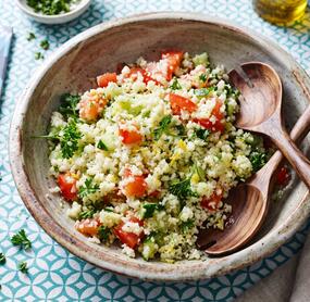 Aromatischer Low-Carb-Blumenkohl-Taboulé mit Tomaten