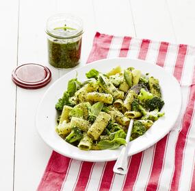 Brokkoli-Kräuter-Pasta mit wenig Zutaten