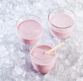 Cremiger Erdbeer-Kefir-Drink aus 4 Zutaten