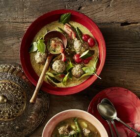 Grünes Curry mit Hackbällchen