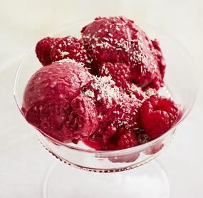 Kokos-Himbeereis in nur 30 Minuten