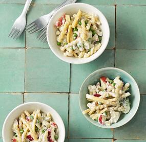 Klassischer Nudelsalat mit Käse