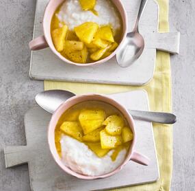 Tropischer Kokosmilchreis mit Ananas