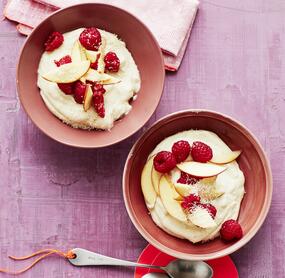 Cremiger Sahne-Kokospudding mit Himbeeren