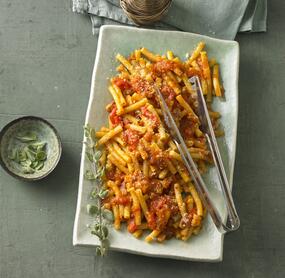 Makkaroni in Paprika-Tomaten-Ragout mit Speck